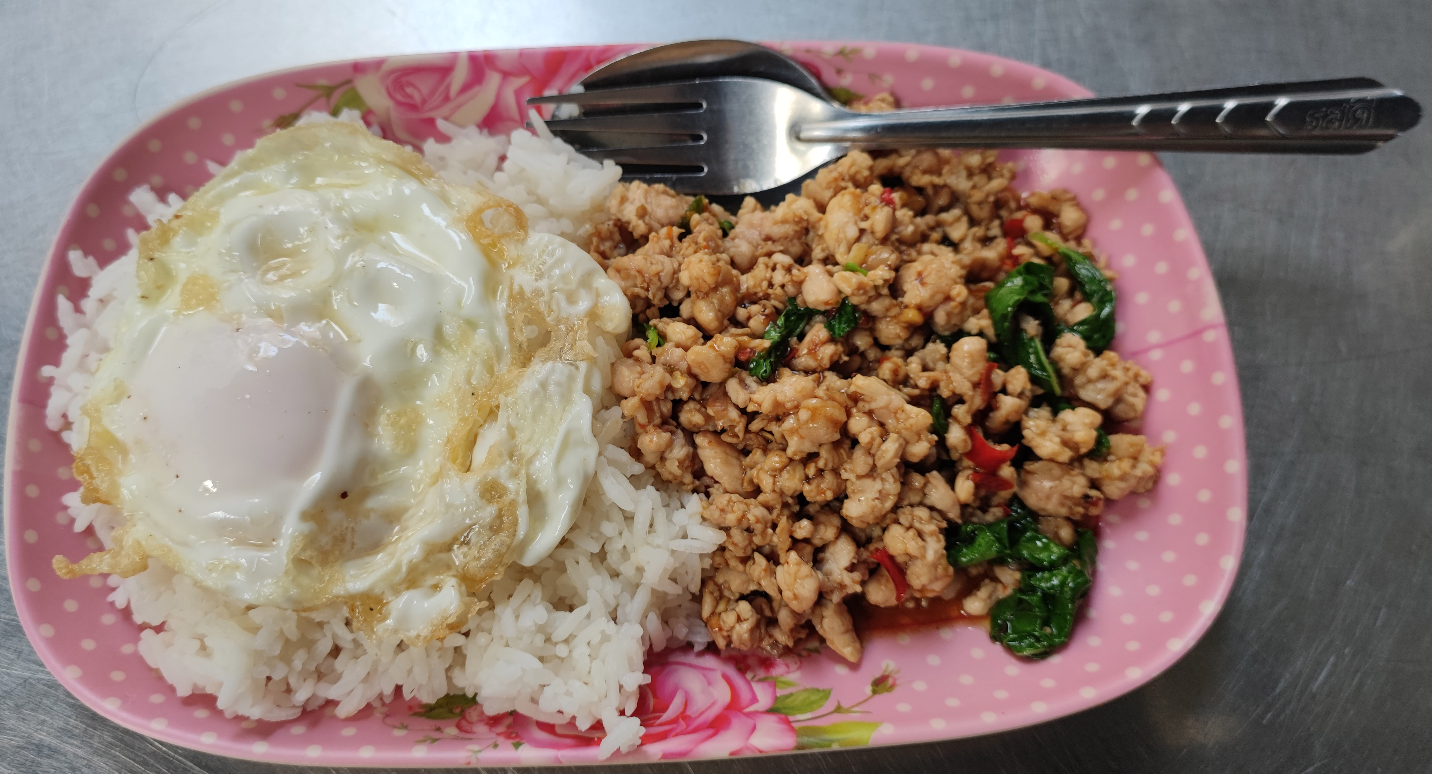 在曼谷吃的泰式罗勒肉臊饭